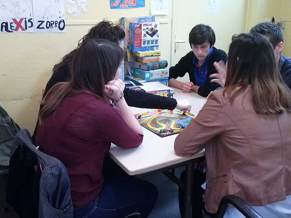 Formation des saisonniers animateurs de jeux pour le festival FLIP de Parthenay, sous la conduite de Etienne Delorme, leur formateur