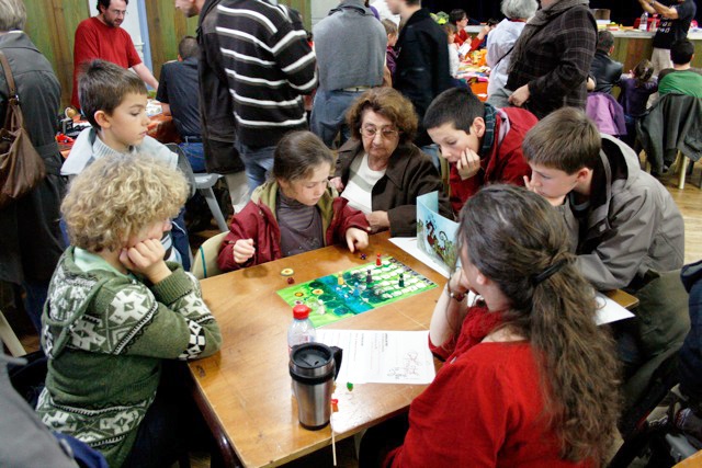 Delphine Lemonnier, créatrice du jeu Frouch ! la Fée, en partie test avec des enfants