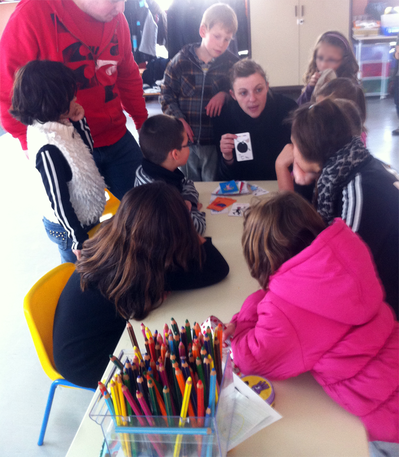 Laurie Buissonneaud et de son équipe de jeunes créateurs en herbe du centre de loisirs de la Plaine de Courance, en pleine création d'un jeu de société