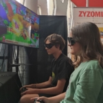 Joueurs portant des lunettes de simulation de handicap visuel s'affrontant sur un jeu vidéo