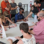 Un groupe portant des bandeaux sur les yeux teste son sens du toucher